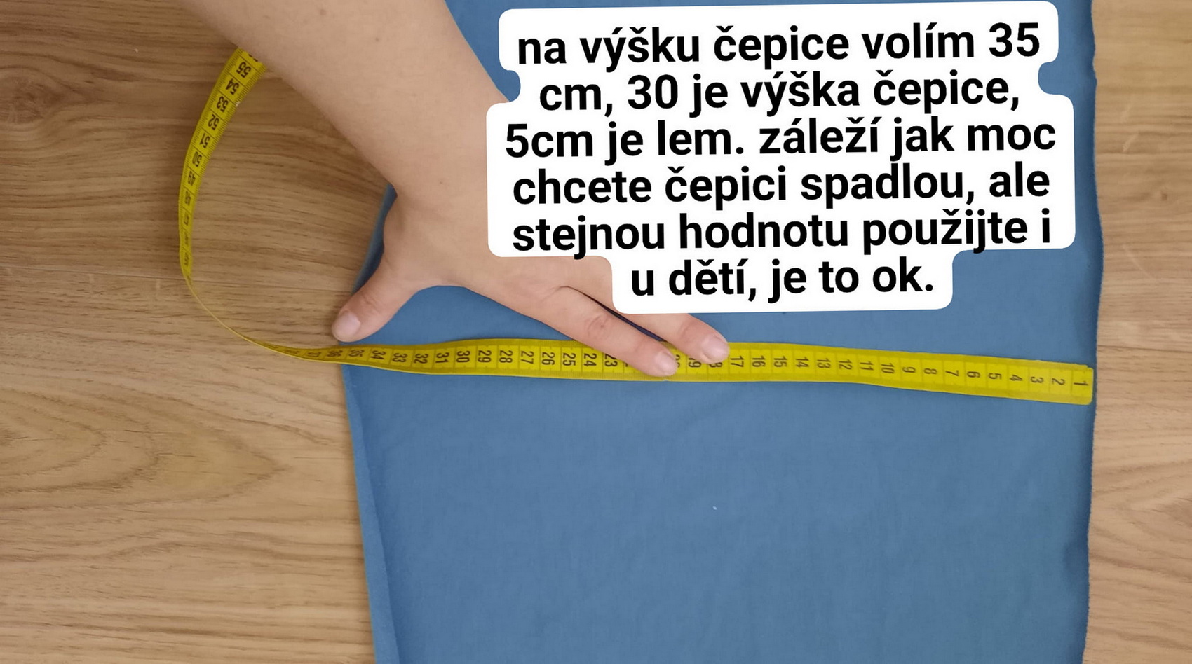 Na čepici budeme potřebovat úplet . Můžeme zvolit slabší bavlněný úplet s elastanem- stejný jako na trička, tedy gramáž cca 200gr/m2. Nebo slabší a více elastickou teplákovinu. (bavlna s elastanem, gramáž cca 220gr/m2) nebo různé pružné funkční látky. Vhodné je i merino, kde ale díky velké elasticitě doporučujeme volit menší šíři čepice.