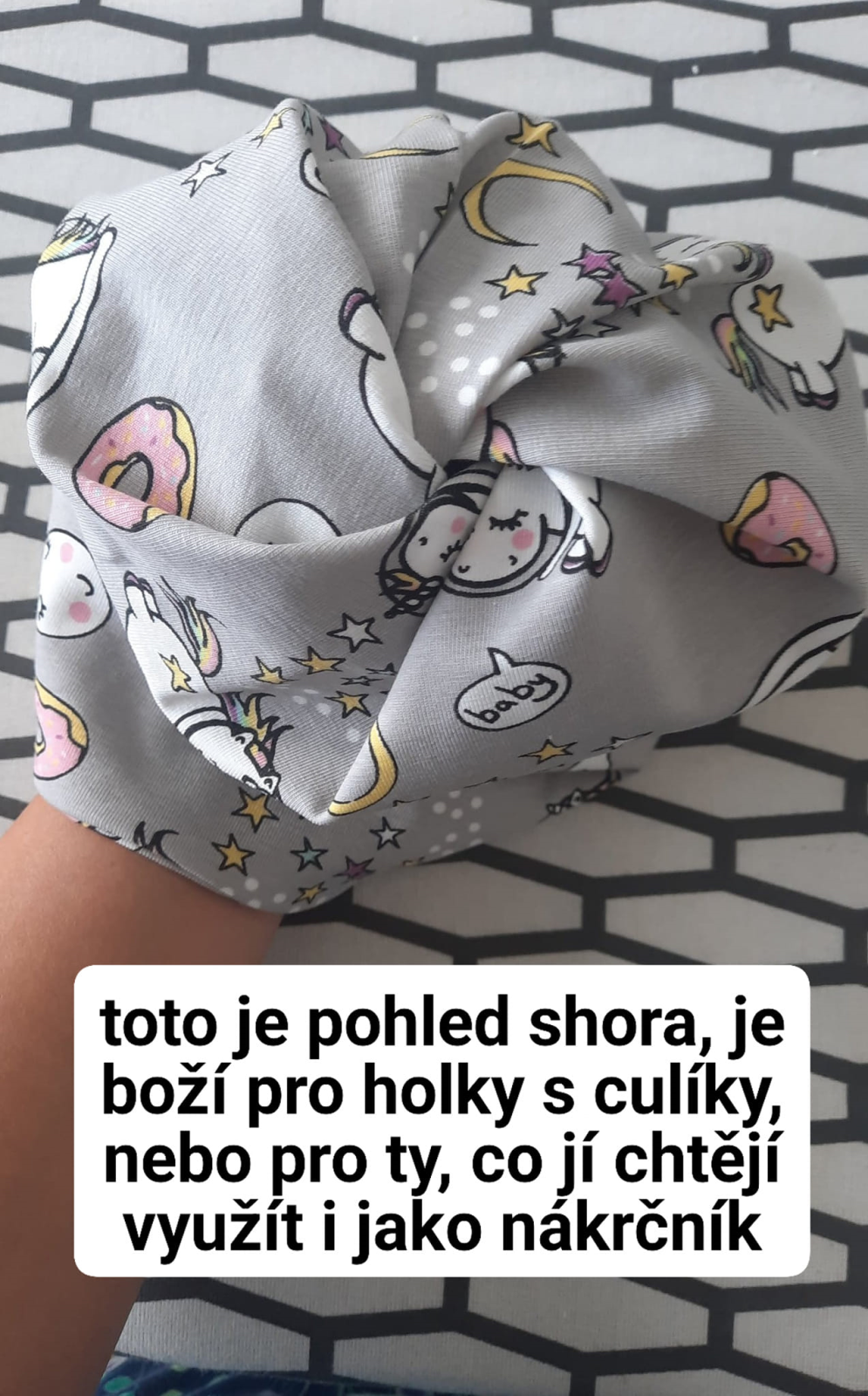 Na čepici budeme potřebovat úplet . Můžeme zvolit slabší bavlněný úplet s elastanem- stejný jako na trička, tedy gramáž cca 200gr/m2. Nebo slabší a více elastickou teplákovinu. (bavlna s elastanem, gramáž cca 220gr/m2) nebo různé pružné funkční látky. Vhodné je i merino, kde ale díky velké elasticitě doporučujeme volit menší šíři čepice.