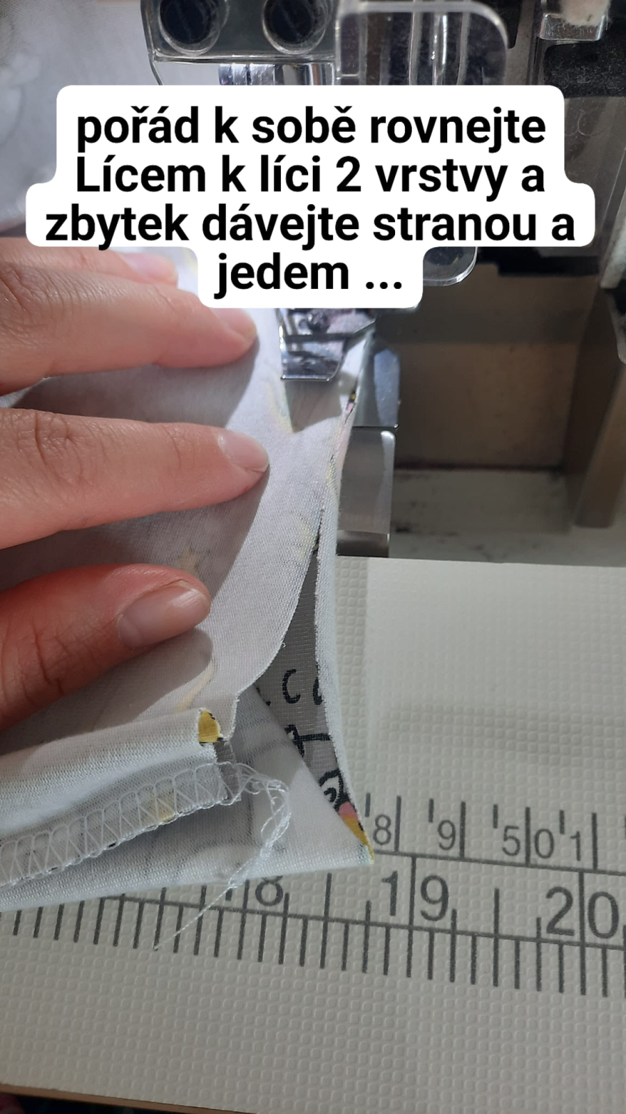 Postupně se posouváte po čepici, přikládáte k sobě lícem k líci tu nejvrchnější a a nejspodnější vrstvu a šijete pořád dokola.