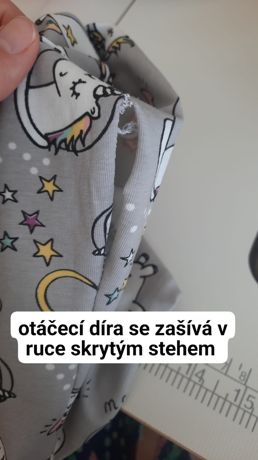 dírka pro otočení se zašívá skrytýmstehem