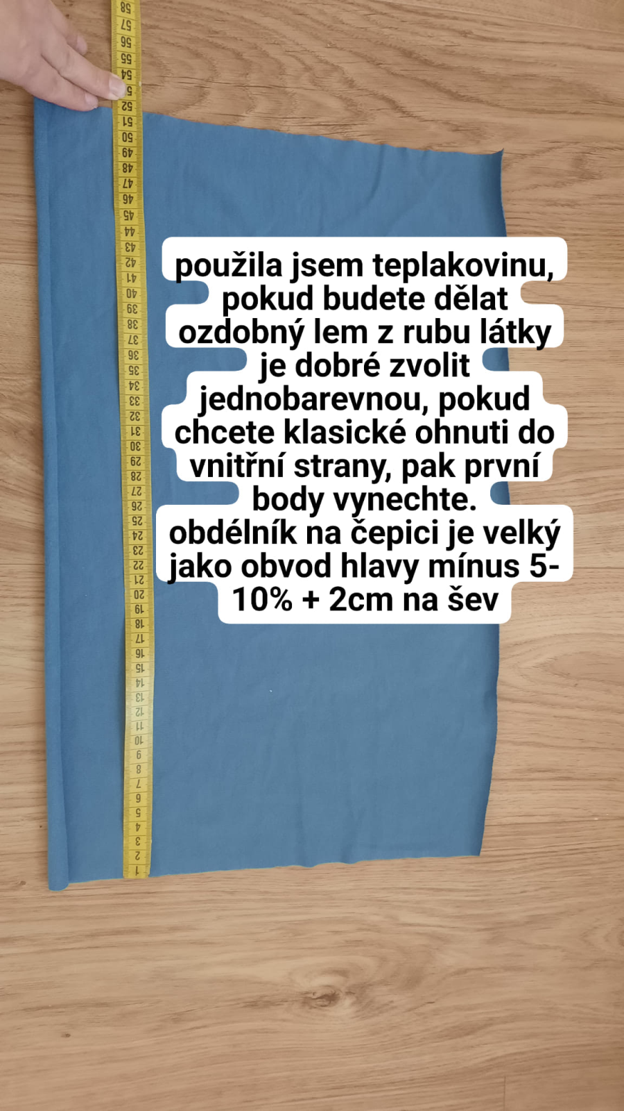 Obdélník na čepici je velký, jako obvod hlavy mínus 5 - 10% dle pružnosti materiálu. Plus 2 cm na šev. U této čepice jsem díky jednobarevné látce zvolila ozdobný spodní lem. Ten vznikne tak, že rubovou stranu ohnu ven.