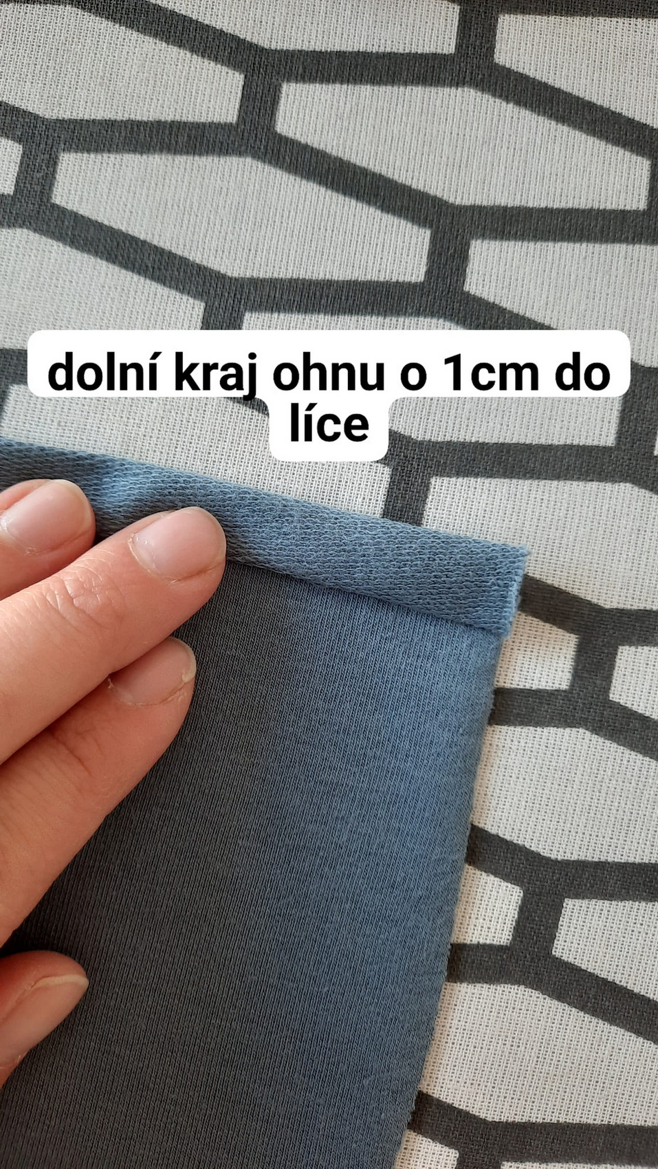 Dolní spodní okraj ohnu o 1cm do líce