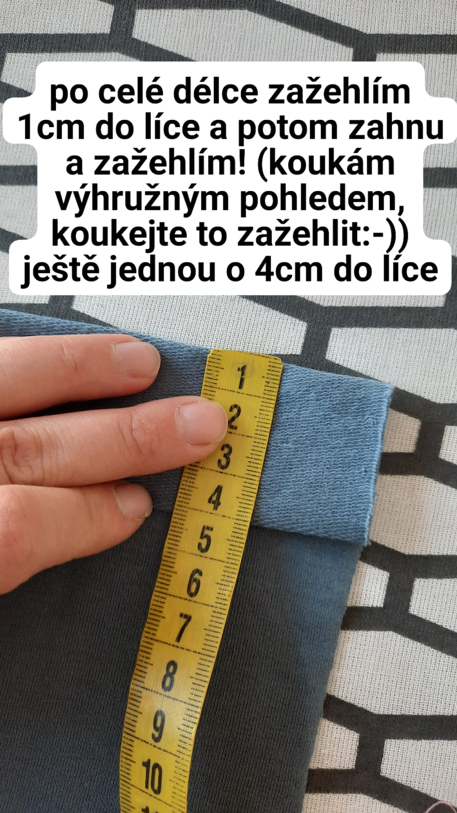nejprve po celé délce ohnu a zažehlím 1 cm a ještě jednou ohnu a zažehlím 4 cm.