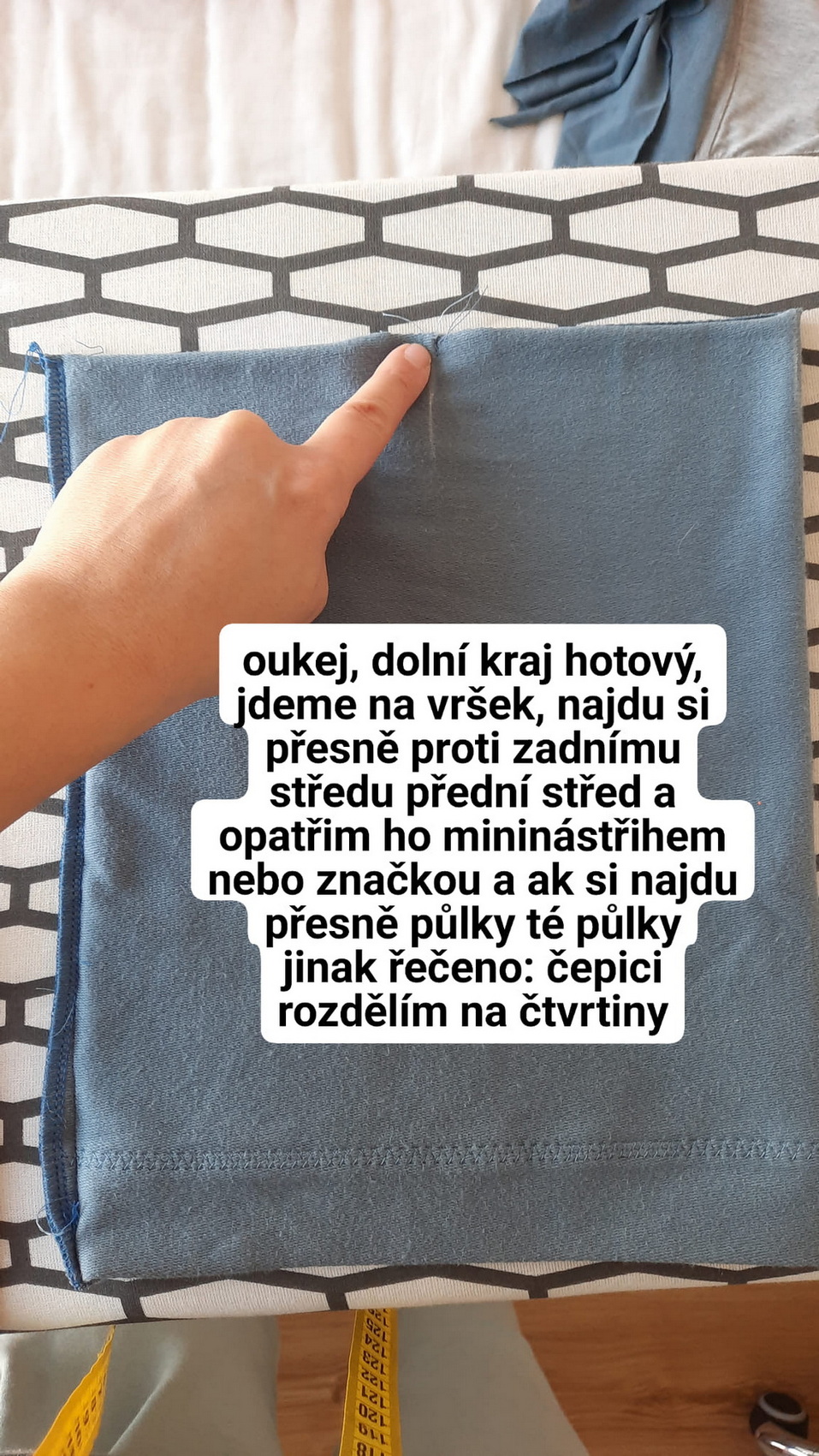Nyní vytvoříme vršek čepice. proti zadnímu středu (který jsme teď odšili) si najdu střed přední. Zde udělám malý nástřih nebo položím špendlík a pak čepici ještě rozdělím a najdu čtvrtiny.