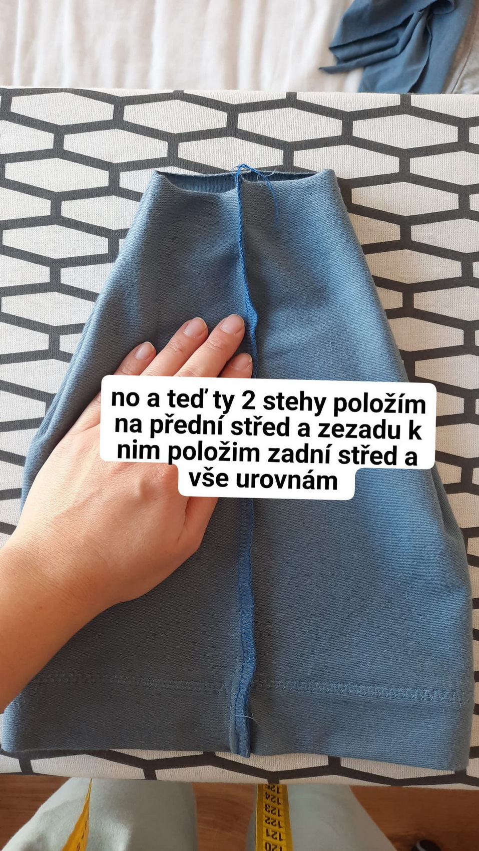 k odšitému místu - 2 stehům si položím z jedné strany přední střed a z druhé zadní střed.