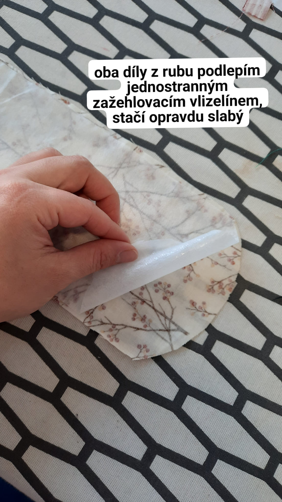 Oba díly z rubu podlepím vlizelínem