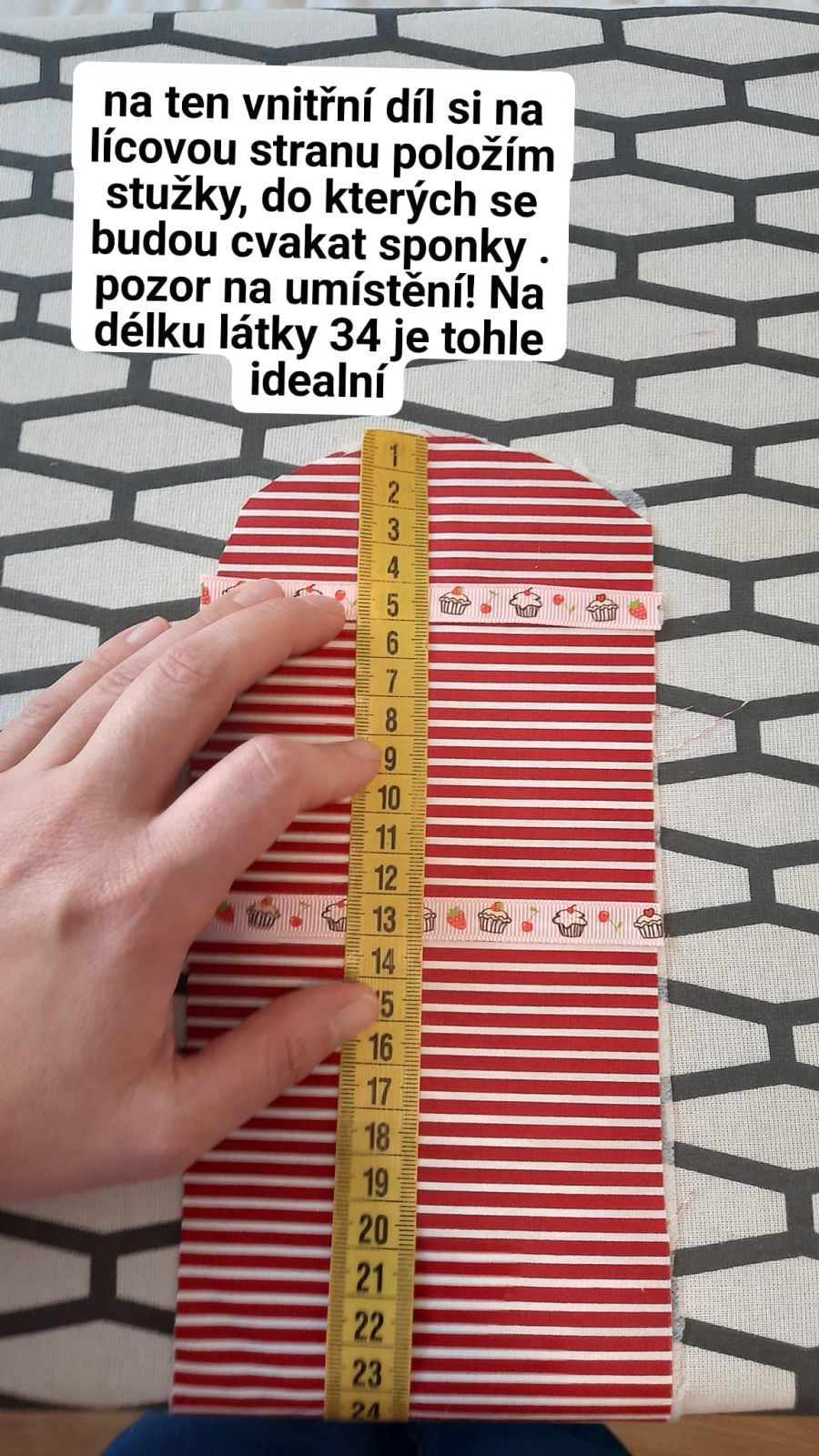 Na vnitřní díl si stranu si položím stužky, do kterých se budou cvakat sponky. Pozor na umístění, postupujte dle fotky. tedy 5 cm a 13 cm od vrchu.