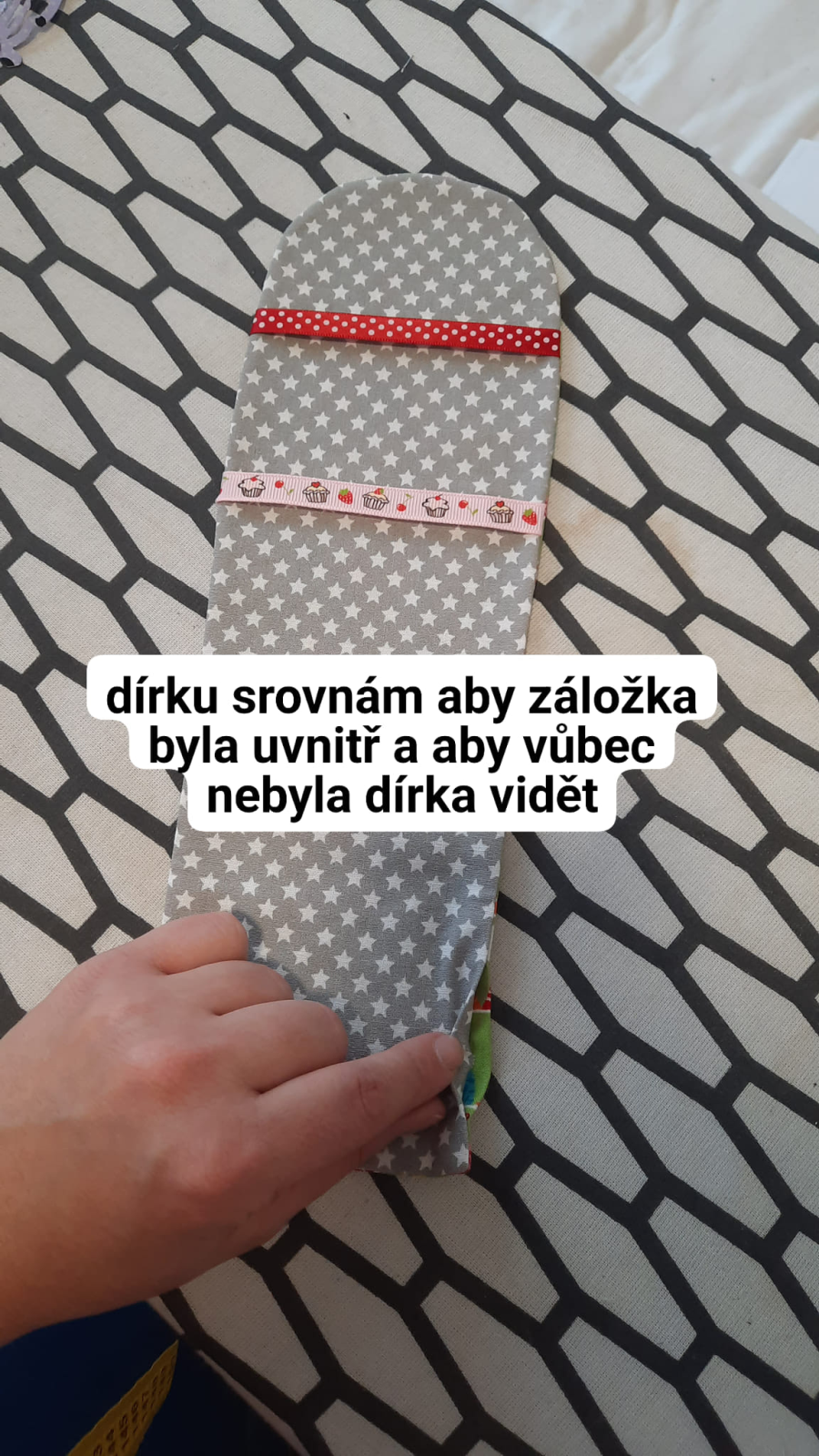 V místě otáčení si kraj dírky zarovnám a vyžehlím.