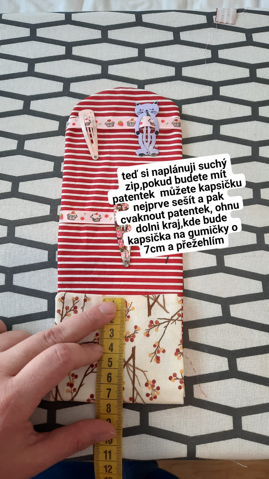 Teď si naplánuji rozmístění suchého zipu.
