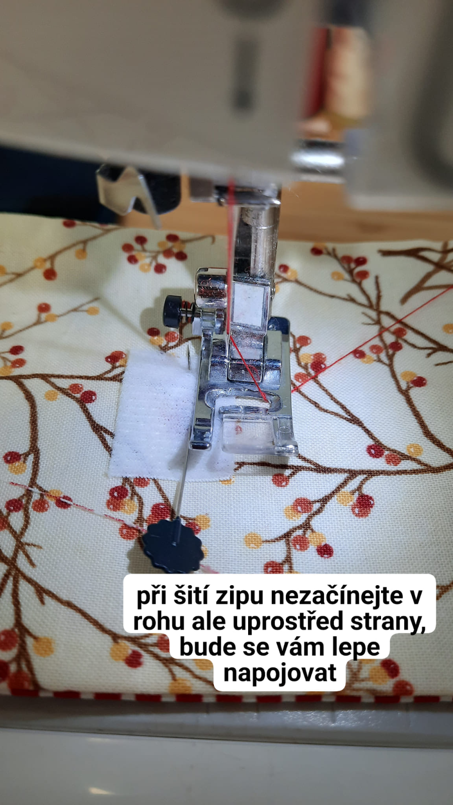 Pro hezké našití doporučuji nezačínat v rohu ale v středu jedné strany. lépe se šití navazuje a zapošívá.