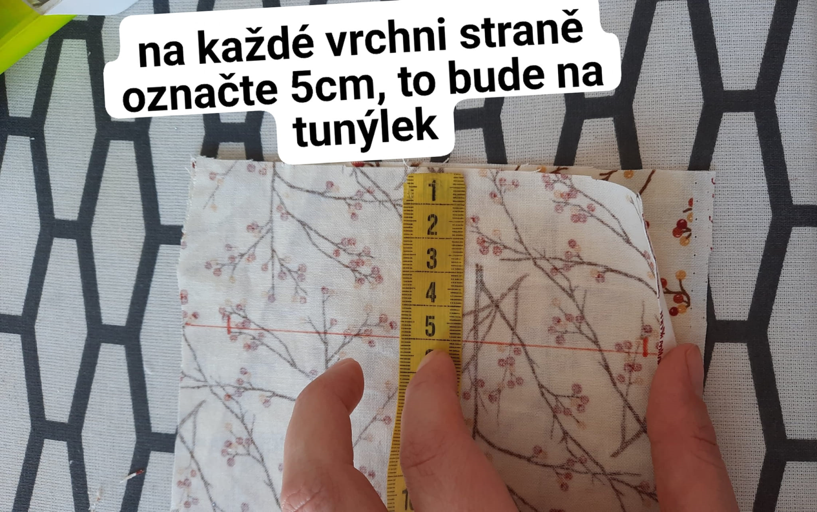 Na každé vrchní straně označte na tunýlek 5 cm z rubu .