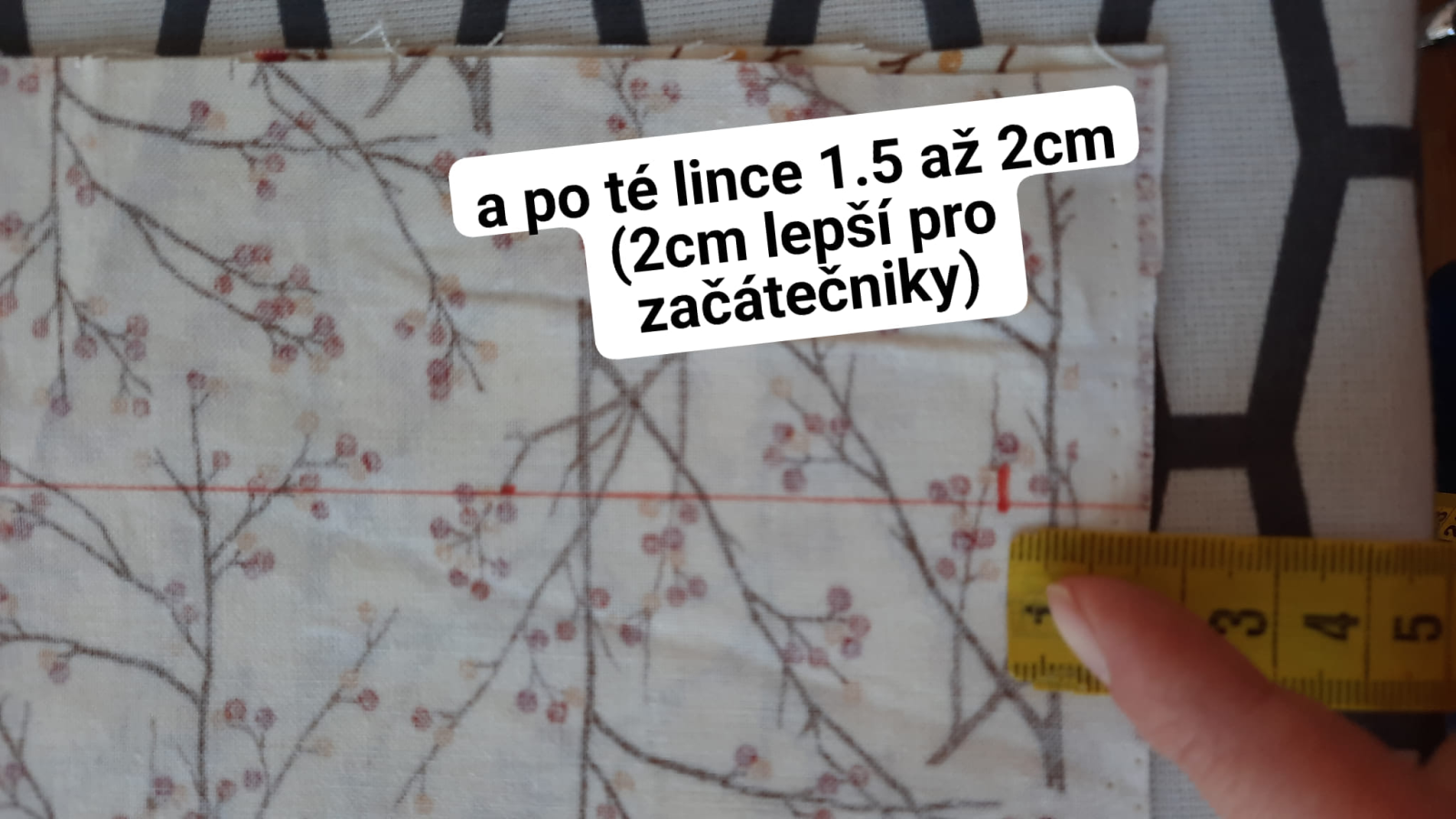 Na vyznačené lince pak poznačte bod ve vzdálenosti 1,5 až 2 cm od kraje na obou stranách.