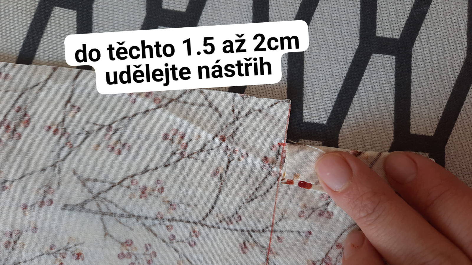 Do tohoto bodu látku nastřihněte.
