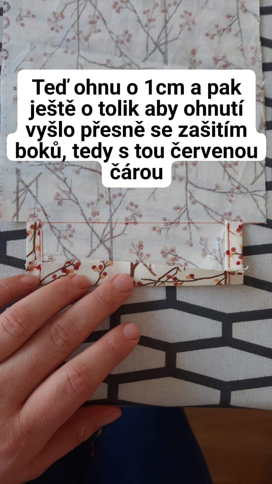 Nyní ohnu vrchní kraj o 1 cm, přežehlím a pak znovu ohnu tak, aby nově vzniklý kraj sahal k vyznačené linii.