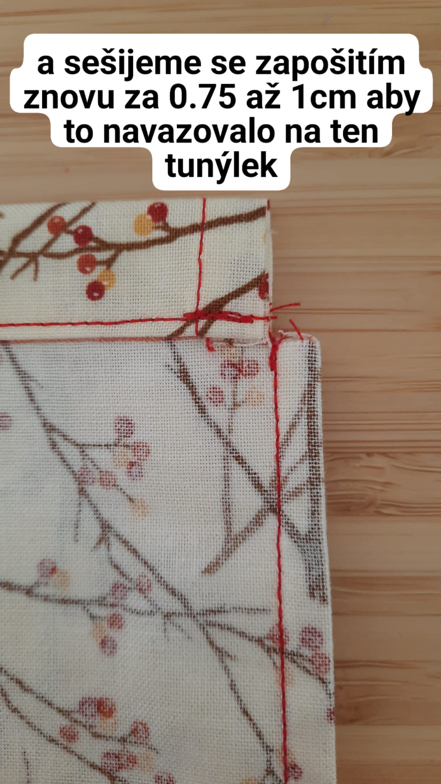 Z rubové strany povedu nové šití, které navazuje na tunýlek, je ve vzdálenosti cca 0,75 až 1 cm od ohnutého kraje.