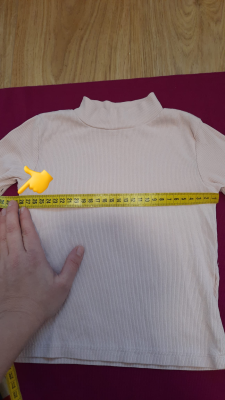 Pokud máte tričko, které šířkou sedí, změřte si kolik má pod průramky. Toto lze používat, pokud budete šít obdobně pružné tričko. 