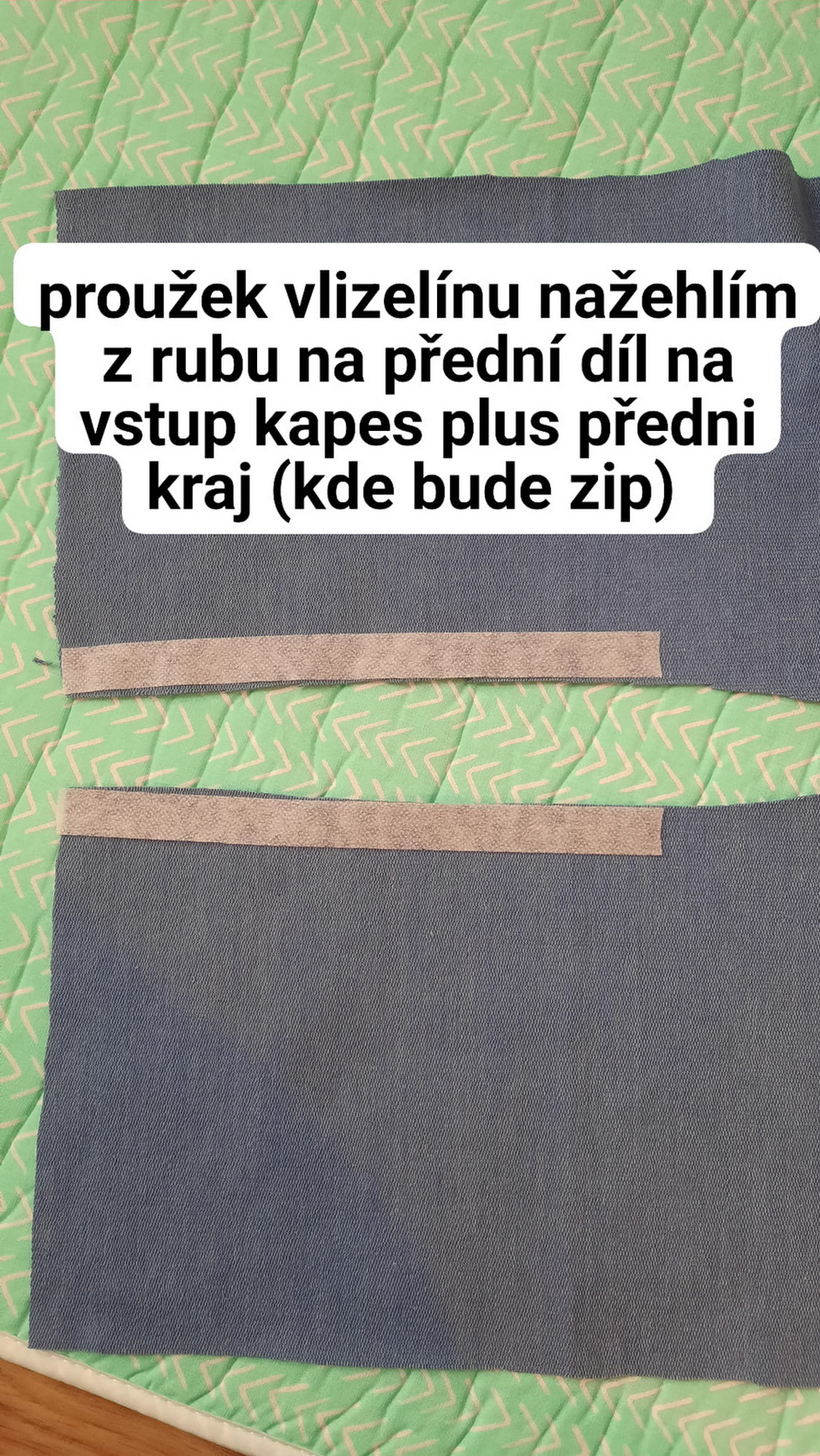 vlizelínový proužek nažehlím na přední díl na vstupy kapes a na přední kraj, kde bude všitý zip