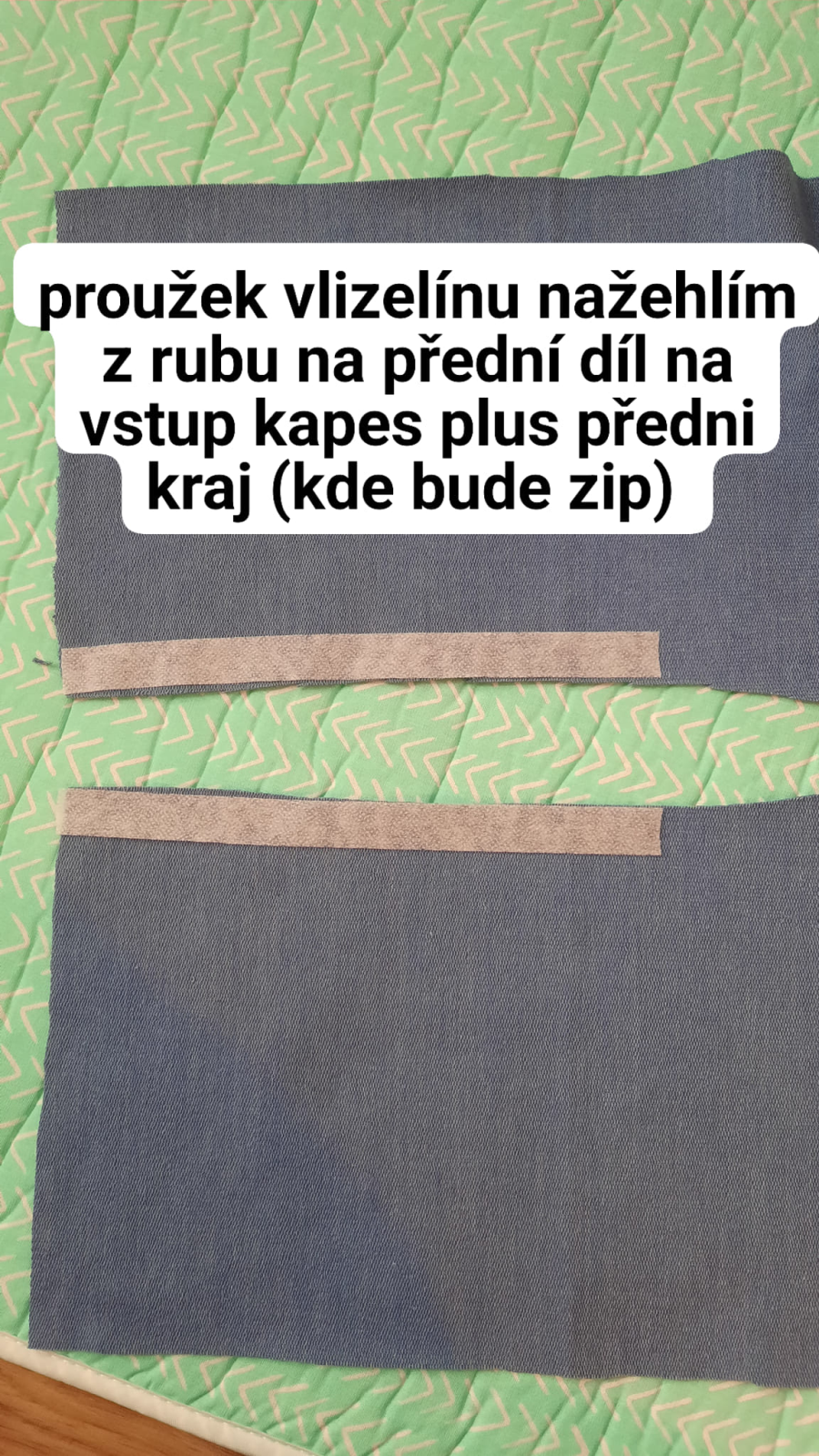 vlizelínový proužek nažehlím na přední díl na vstupy kapes a na přední kraj, kde bude všitý zip