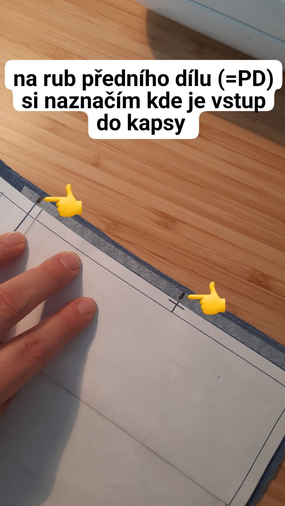 Na rub předního dílu si naznačím, kde je vstup do kapsy podle střihu