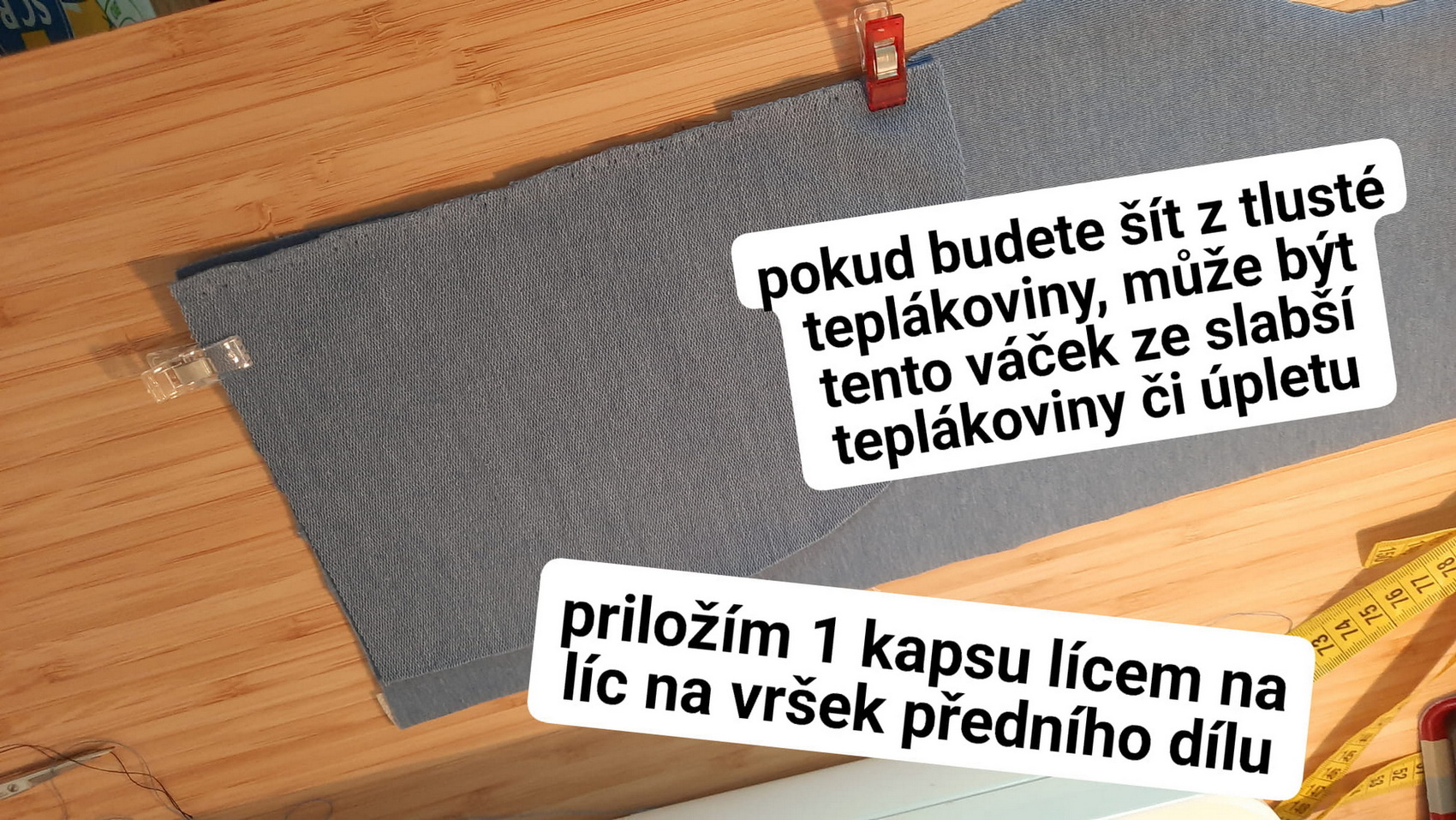 přiložím si kapsový váček lícem na líc na přední díl. Pokud šijete ze silné teplákoviny, může být tento váček z úpletu.