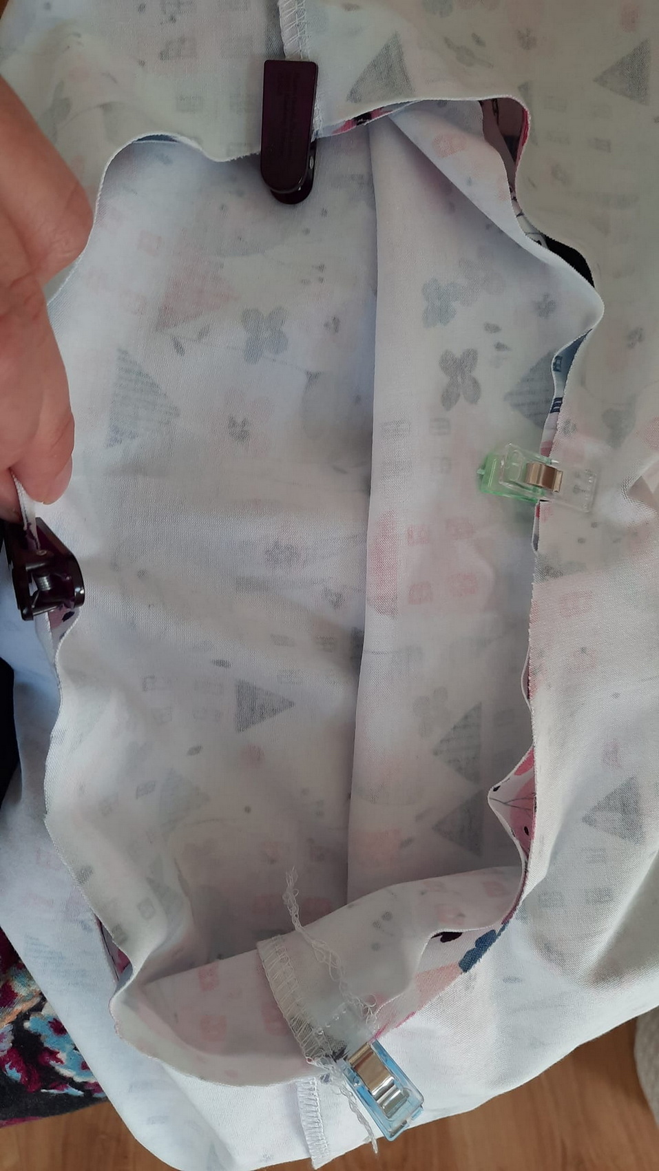sešiji si boční díly sukně, živůtek mám sešitý dle návodu u životrika (ve zkratce: sešít náramenice, všít rukáv, sešít boční šev v jednom sledu s rukávem začistit délku rukávu a průkrčník), podrobný video návod najdete na webu u životrika. teď položím sukni lícem a líc živůtku značky a švy na sebe