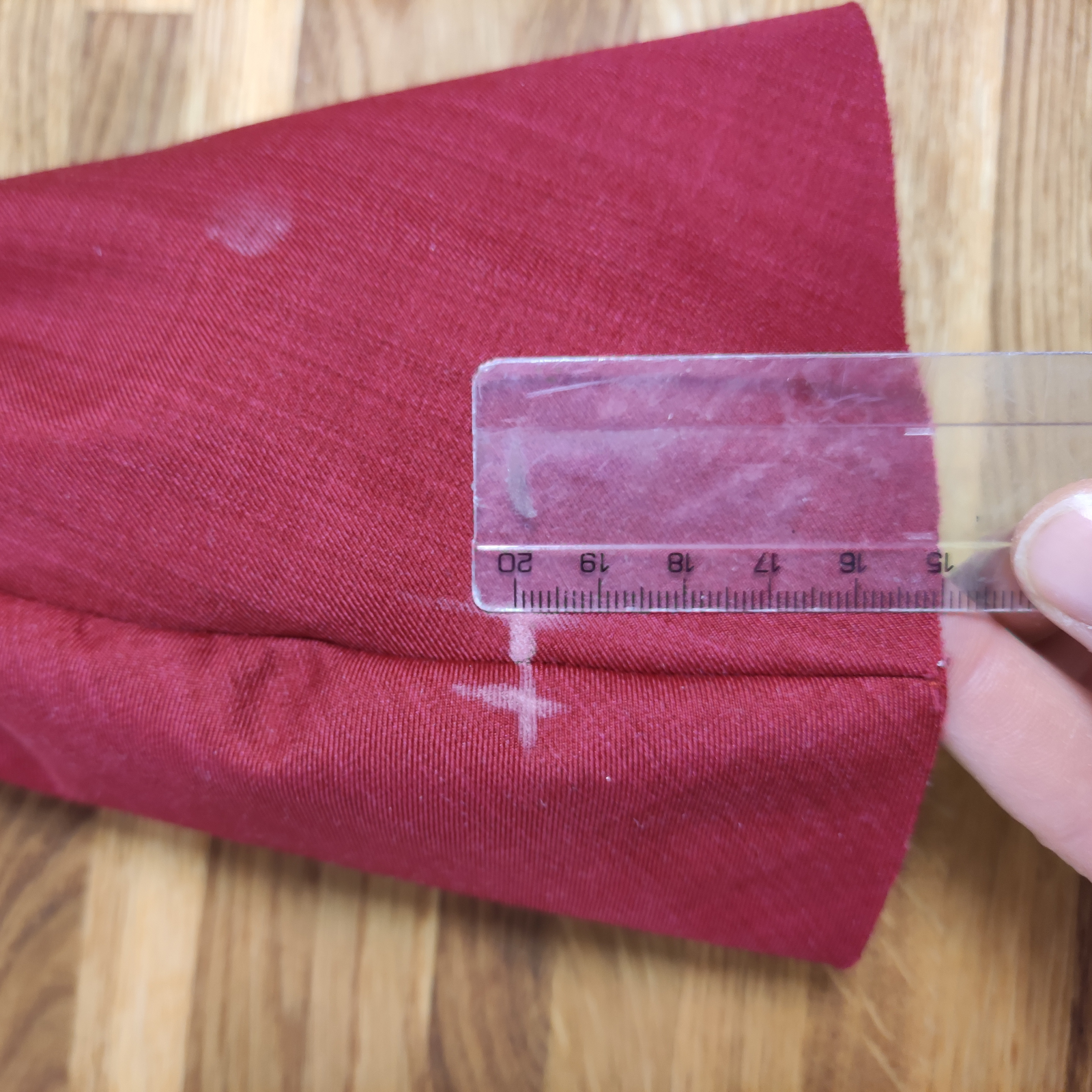 budou 6cm od kraje rukavice, na švu, který NENÍ u palce, díry budou od sebe cca 1,5cm