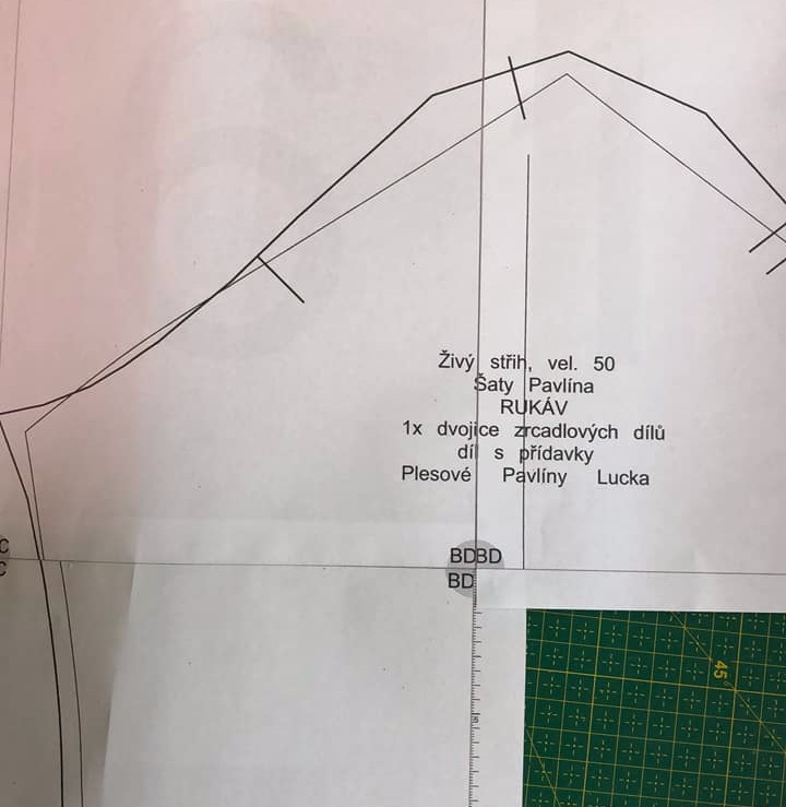 Problém spolehlivě poznáte tak, že tam, kde mají být oblouky, jsou rovné lomené čáry, na krajích stránky čáry někdy nenavazují a na monitoru to vypadá normálně. Problém je jen na papíře.