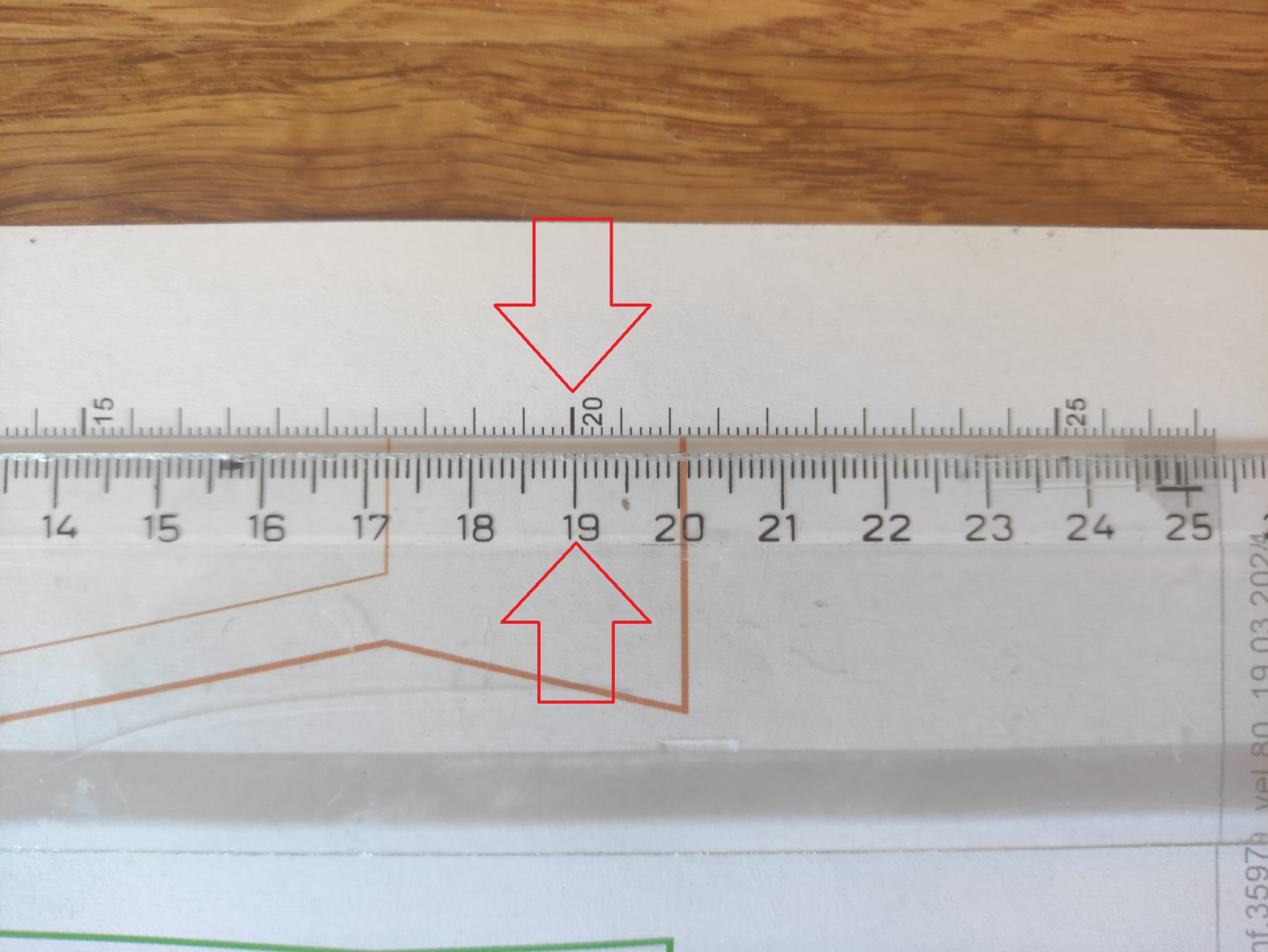 Spočítáme si o kolik ho musíme zvětšit, aby seděl. Nové měřítko= "centimetry na papíře" / "odpovídající cm ve skutečnosti" * 100 . V našem případě je nové měřítko = 20/19*100 = 105%. Pokud byl střih menší, než měl být, vyjde nám číslo větší než 100, pokud se střih vytisknul větší, vyjde nám číslo menší než 100.