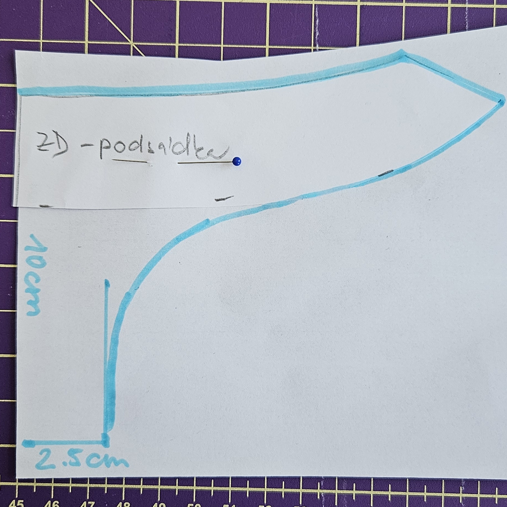 Podsádku si přiložím na papír a upravím ji dle obrázku.