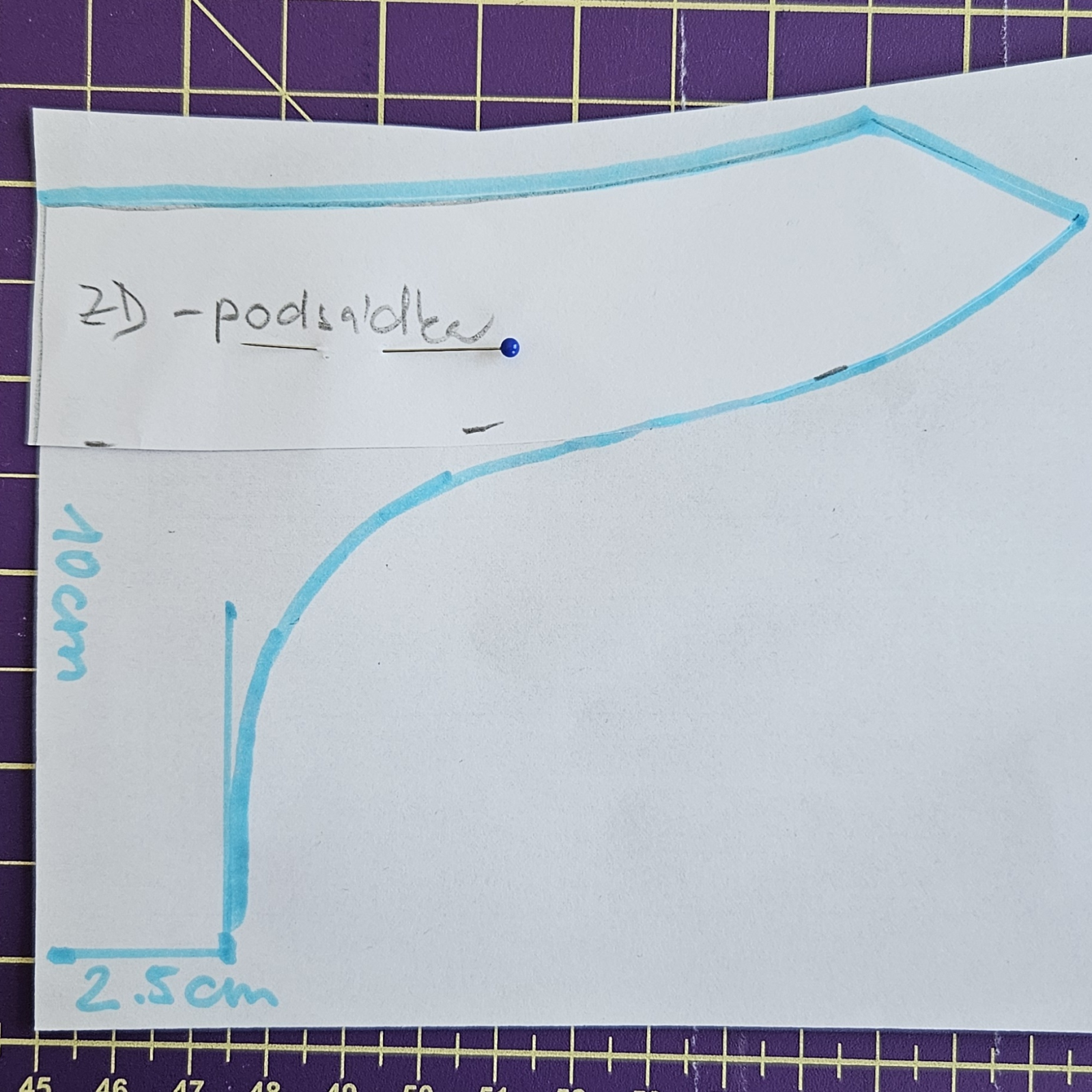 Podsádku si přiložím na papír a upravím ji dle obrázku.