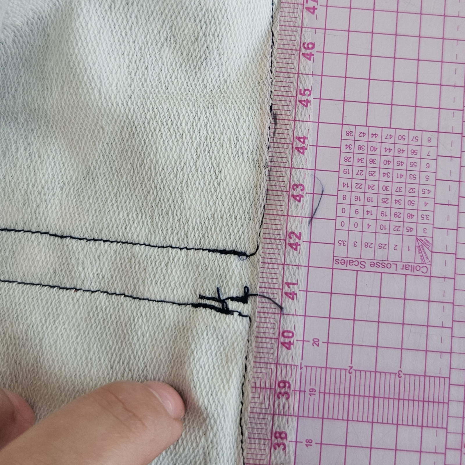 gumička je ušitá mezi dvěma linkami šití a kraje šití jsou v rovině, ušiji celý průkrčník kolem dokola, je dobré začít v rovné ploše třeba 5 cm od ramene, nikoliv ve špičce, do té by se mi na konci špatně vracelo.