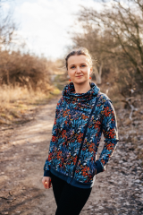 vel.38, teplákovina 95% bavlna, 5% elastan, 250 g/m², <a href='https://www.latkobrani.cz/teplakovina-potisk-jerabiny-mezi-vetvickami-na-tmave-granatove-modre'>Látkobraní</a>